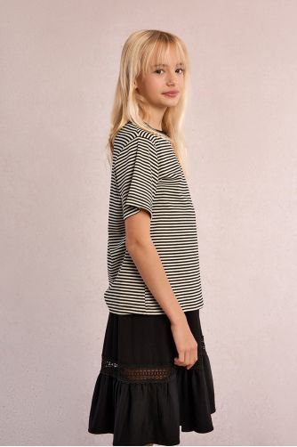 Camiseta de niña de manga corta, estampado rayas y corazón.