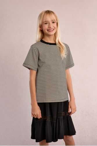 Camiseta de niña de manga corta, estampado rayas y corazón.