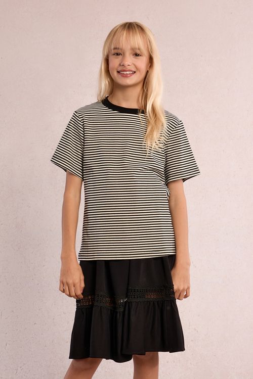 Camiseta de niña de manga corta, estampado rayas y corazón.
