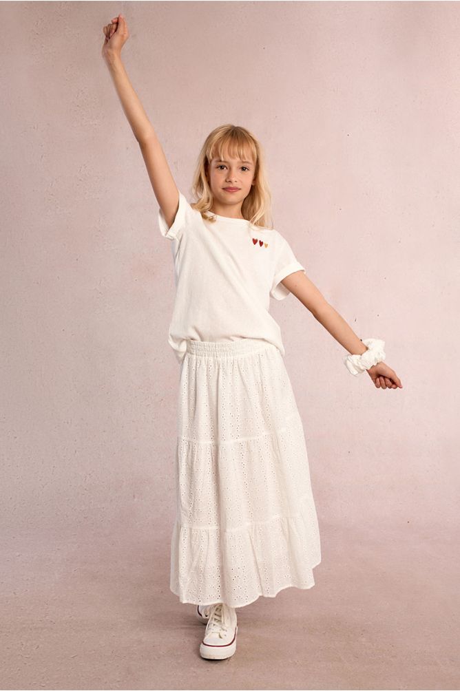 Camiseta de niña de manga corta, estampado corazones.