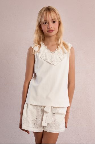 Camiseta de niña de manga sisa, volante en el escote.