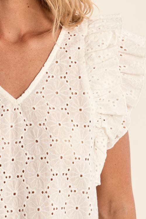 Top de mujer de manga corta, detalle volantes.