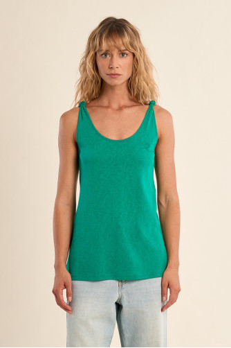 Top de mujer de manga sisa, detalle nudo.