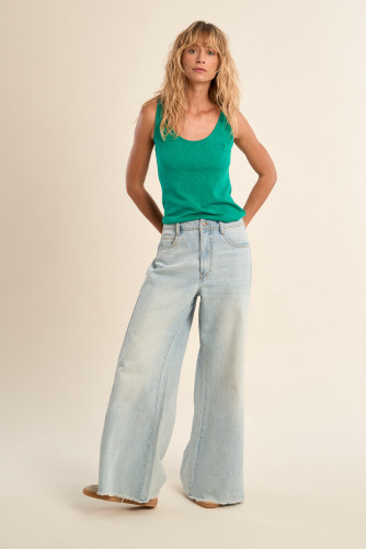 Top de mujer de manga sisa, detalle nudo.