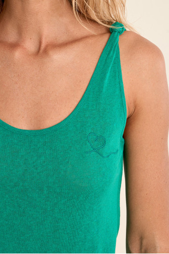 Top de mujer de manga sisa, detalle nudo.