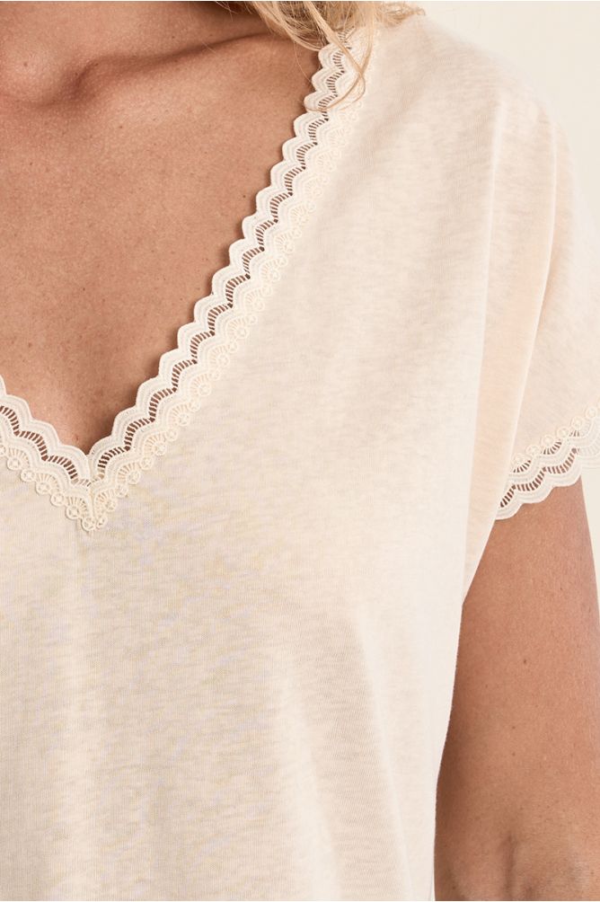 V-neck T-shirt, lace detail
