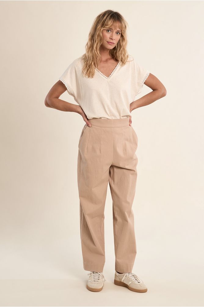 V-neck T-shirt, lace detail