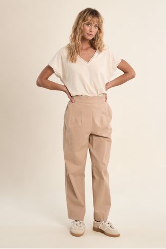 T-shirt à col V, détail dentelle