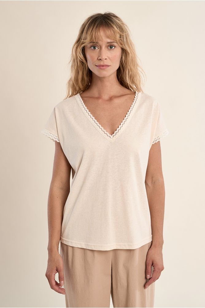 T-shirt à col V, détail dentelle