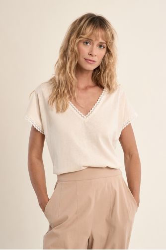 V-neck T-shirt, lace detail