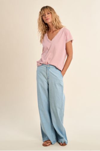 V-neck T-shirt, lace detail