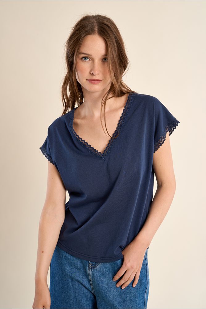 V-neck T-shirt, lace detail