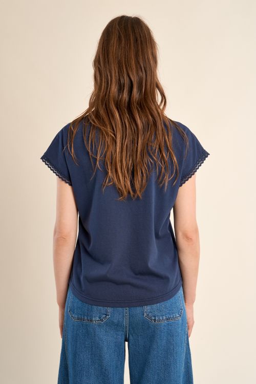 V-neck T-shirt, lace detail