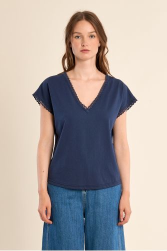 V-neck T-shirt, lace detail