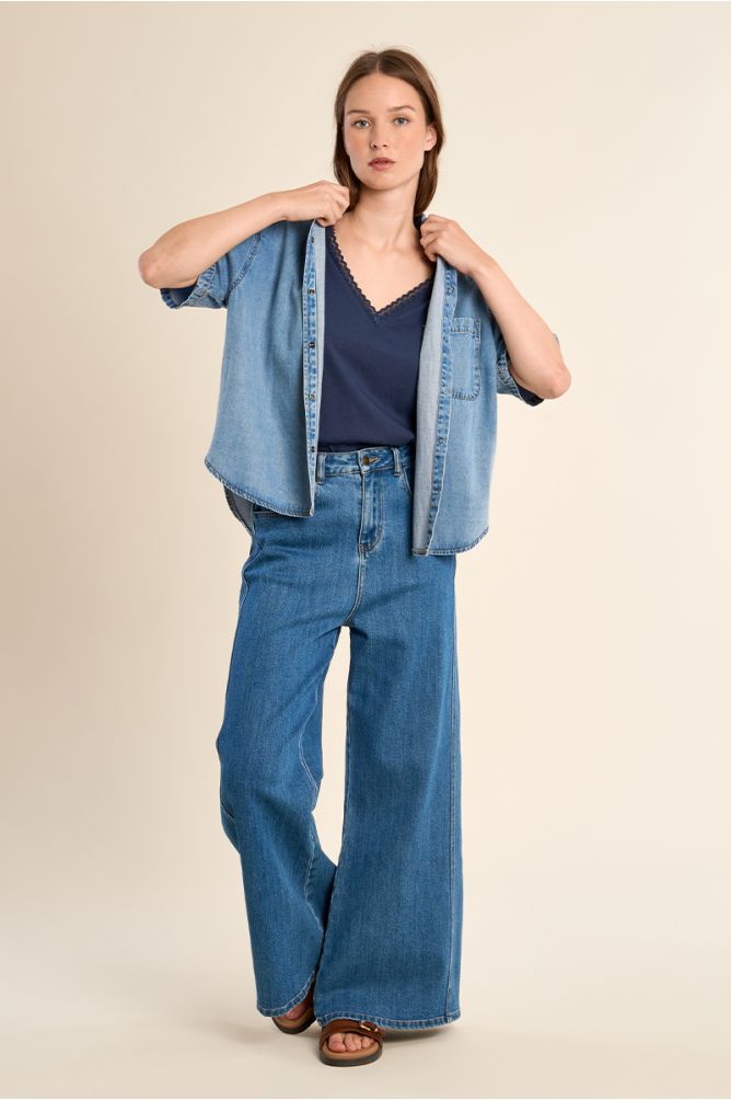 T-shirt à col V, détail dentelle