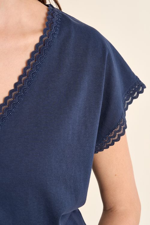 T-shirt à col V, détail dentelle