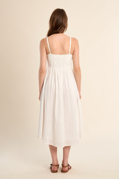 Vestido largo, de tirantes, con detalles bordados.