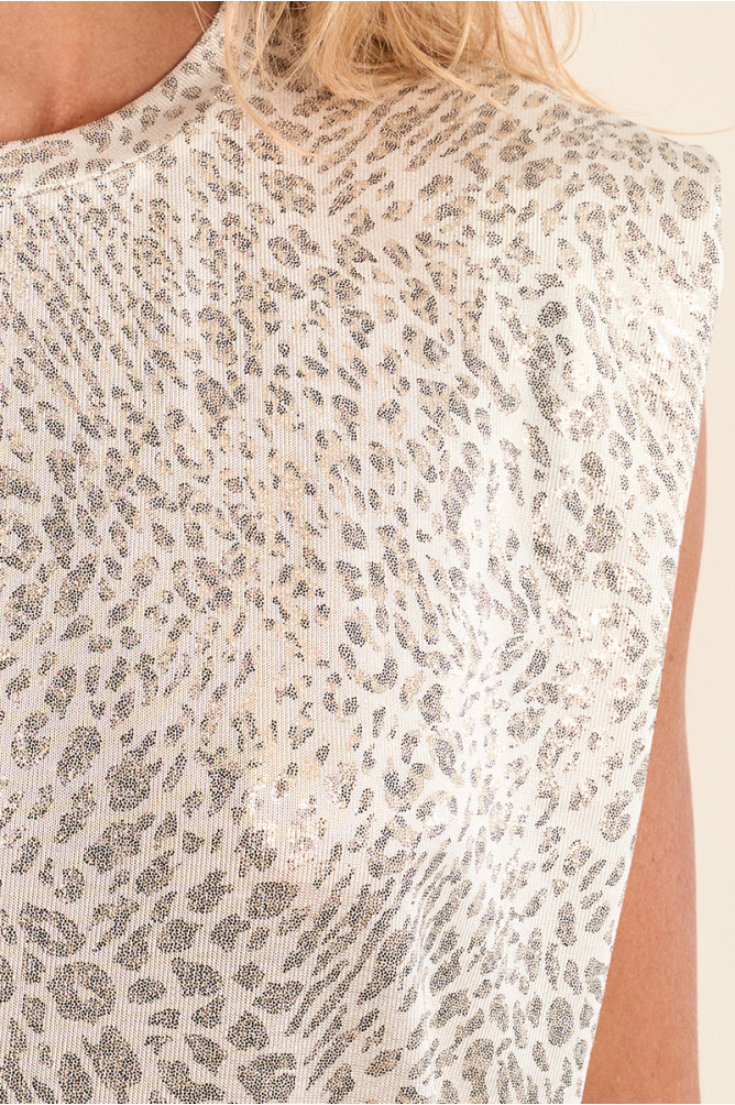 Printed T-shirt with wide shoulder pads