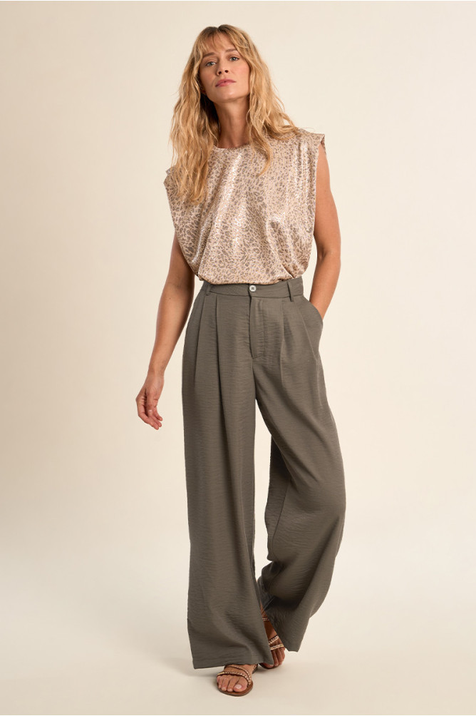 Printed T-shirt with wide shoulder pads