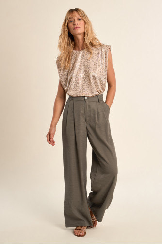 Printed T-shirt with wide shoulder pads