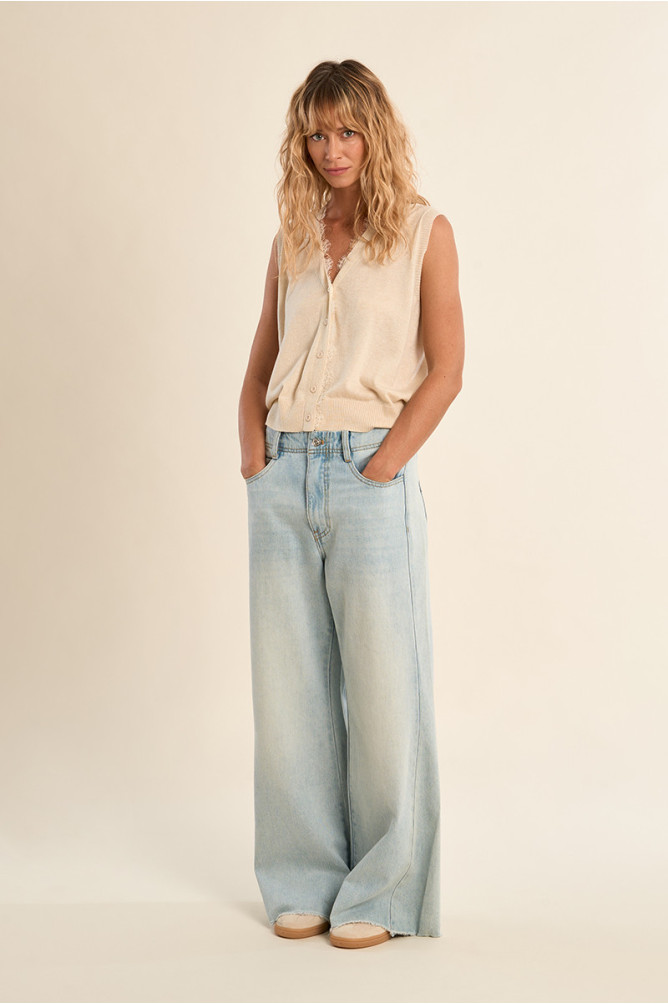 Cárdigan de mujer de manga sisa, detalle encaje.