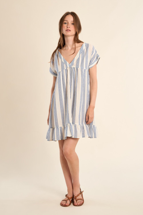 Vestido de manga corta, estampado y volantes.