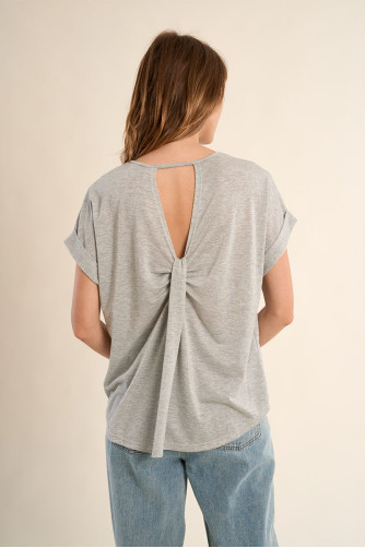 Casual T-shirt, open at the back