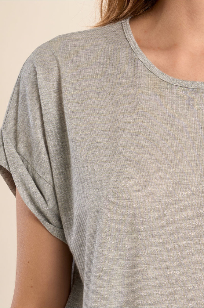 Casual T-shirt, open at the back