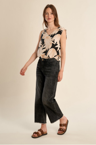 Top de mujer sin manga, con lazada.