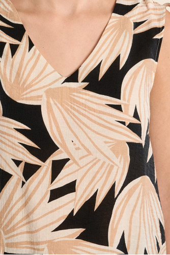 Top de mujer sin manga, con lazada.