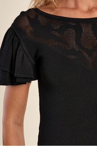 T-shirt with semi-transparent collar