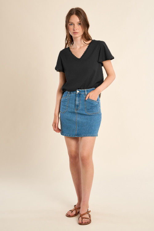 Casual T-shirt, embroidered collar