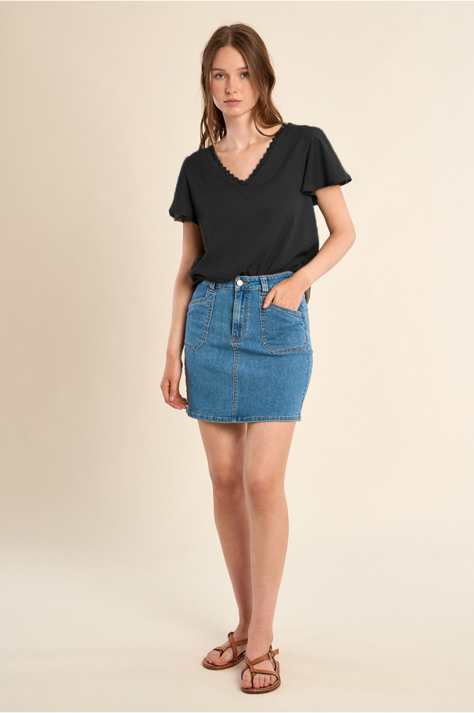 Camiseta de mujer de manga corta, detalles bordados.