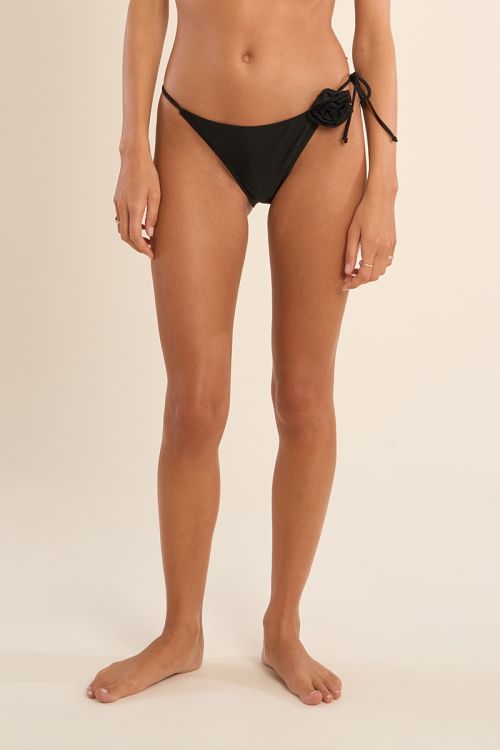 Braguita de bikini de tiro medio, detalle flor.