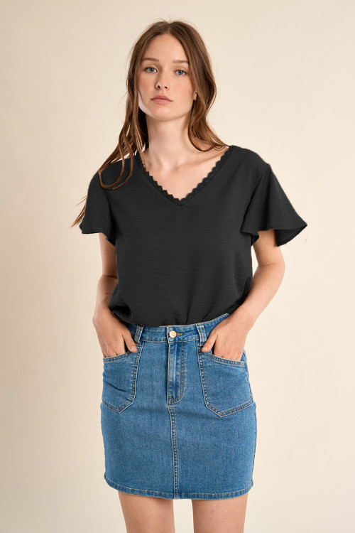 Camiseta de mujer de manga corta, detalles bordados.