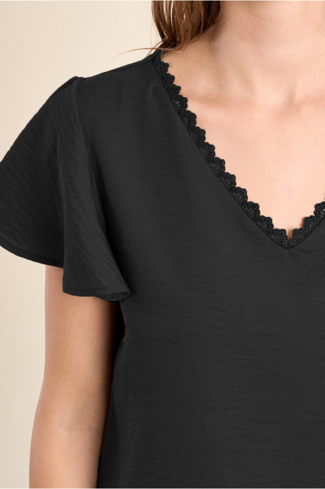 Camiseta de mujer de manga corta, detalles bordados.