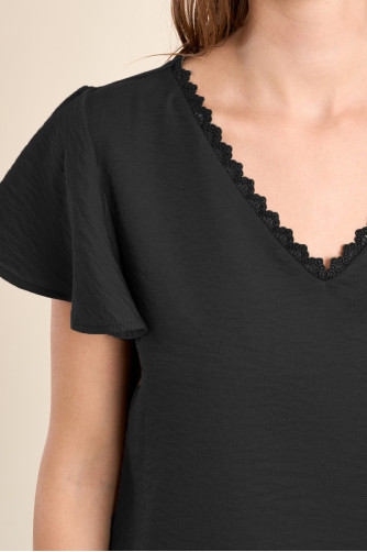 Camiseta de mujer de manga corta, detalles bordados.