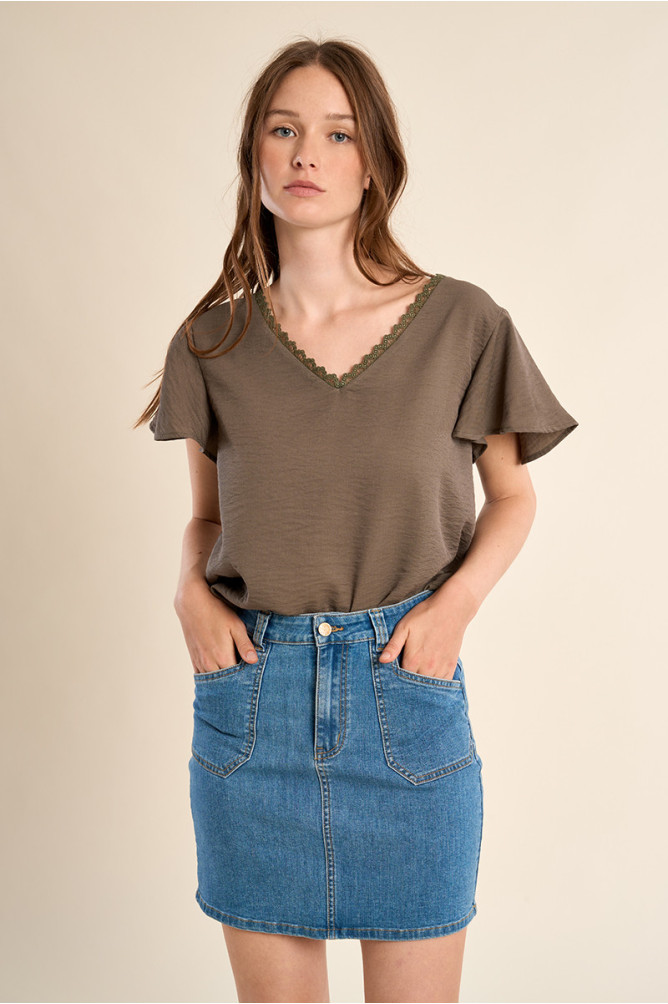 Camiseta de mujer de manga corta, detalles bordados.