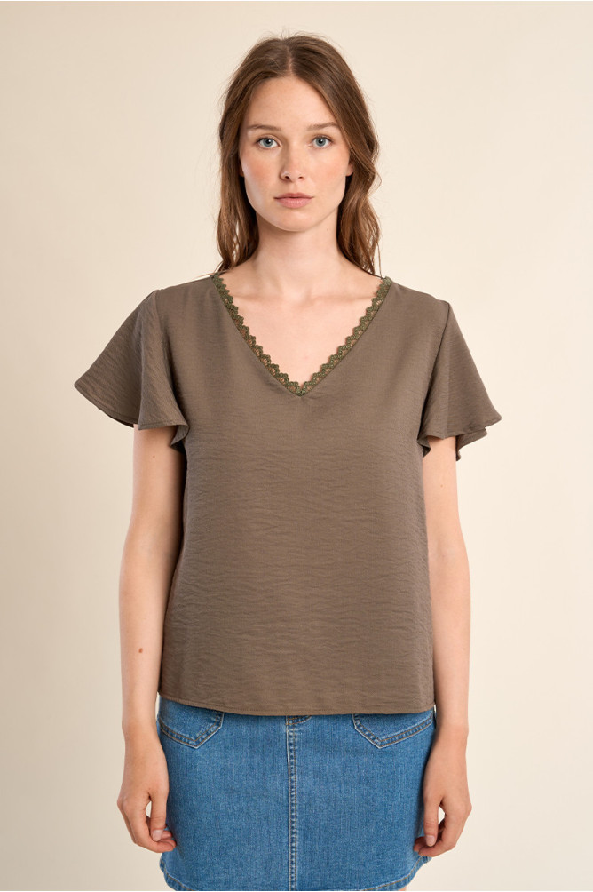 Camiseta de mujer de manga corta, detalles bordados.