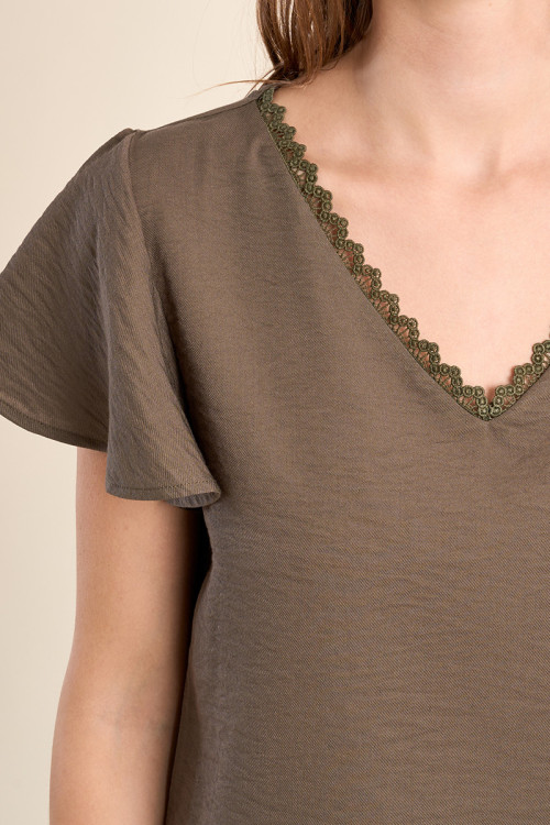 Camiseta de mujer de manga corta, detalles bordados.