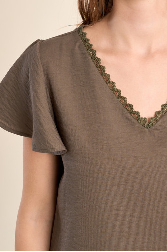 T-shirt décontracté, col brodé