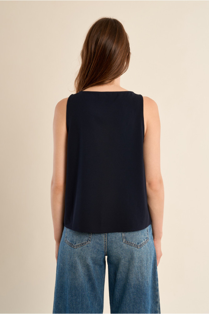 Top de mujer liso, de manga sisa.