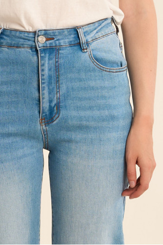 Straight-leg denim, high waist