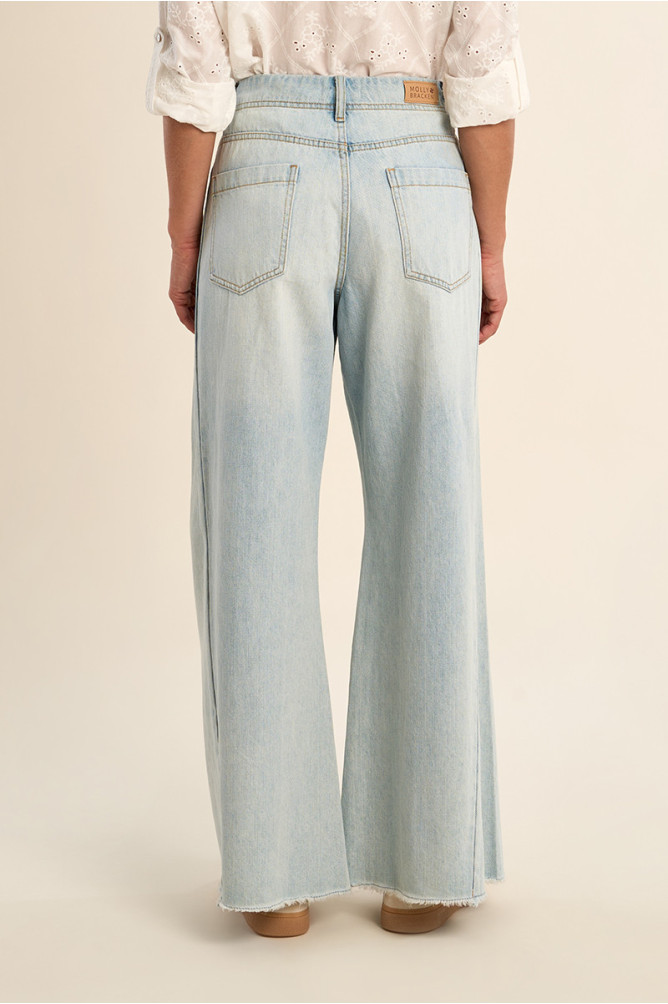 Pantalón de mujer largo, vaquero, acampanado.