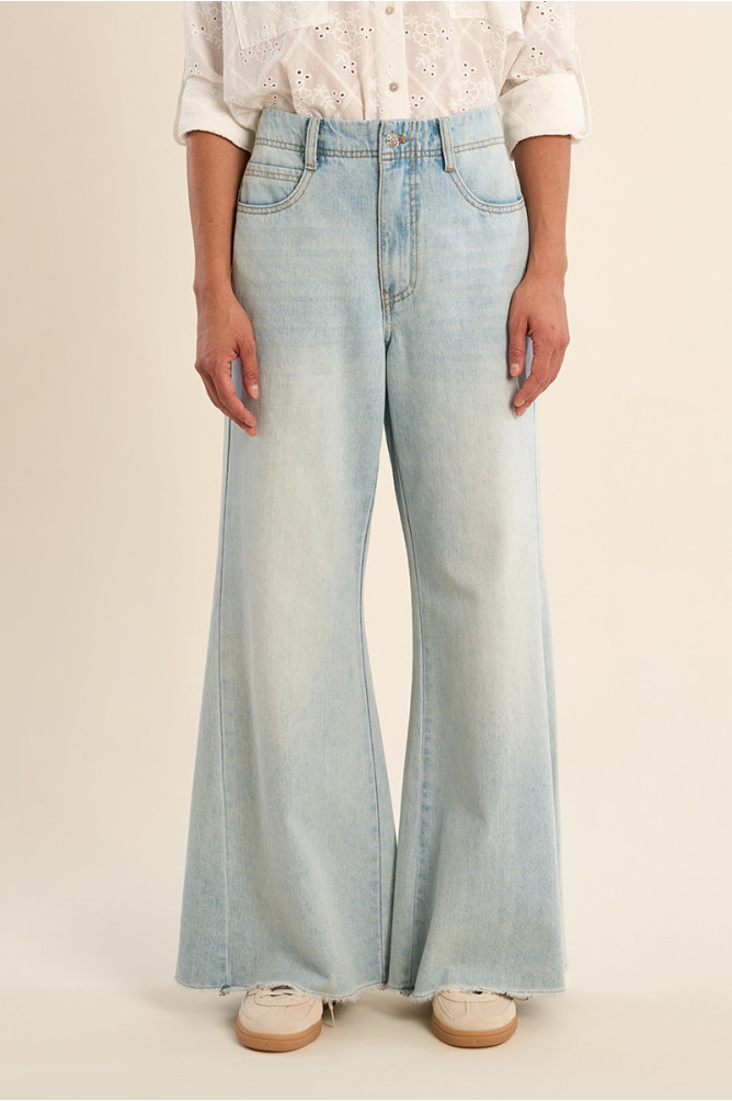 Pantalón de mujer largo, vaquero, acampanado.