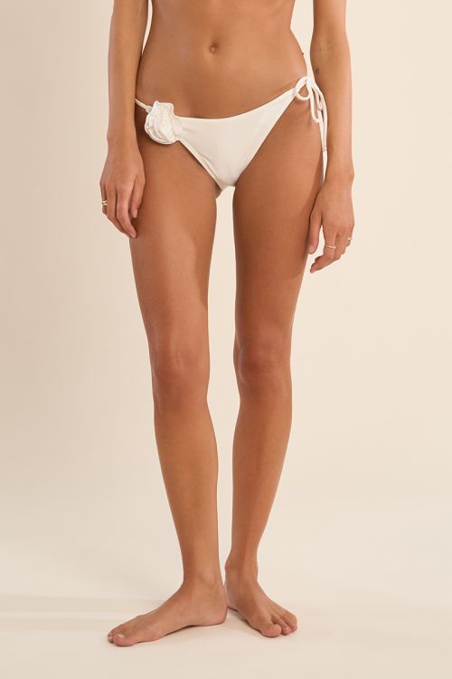 Braguita de bikini de tiro medio, detalle flor.