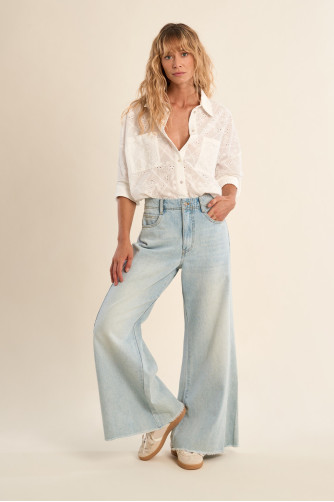 Pantalón de mujer largo, vaquero, acampanado.