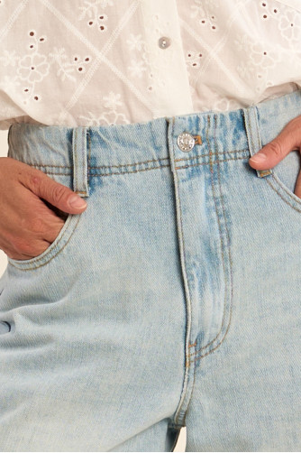 Pantalón de mujer largo, vaquero, acampanado.