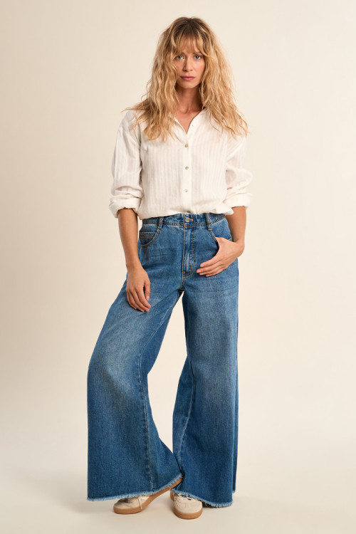 Pantalón de mujer largo, vaquero, acampanado.