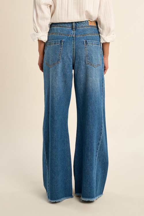 Pantalón de mujer largo, vaquero, acampanado.